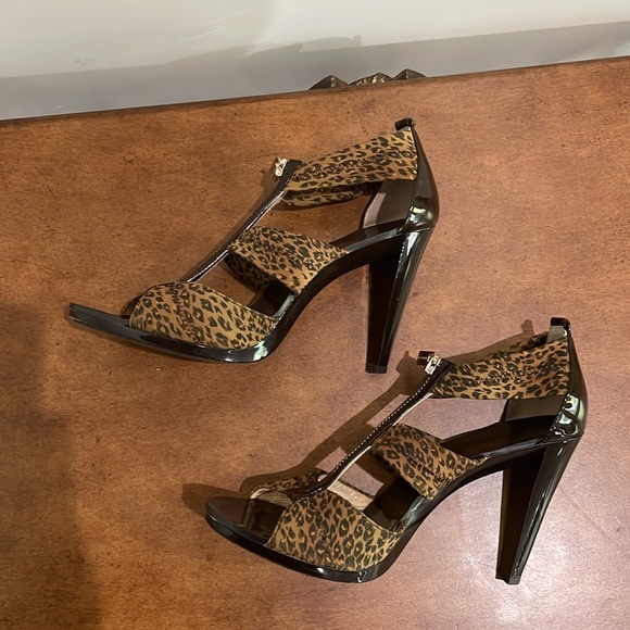 Michael Kors Cheetah Berkley T-Strap Heels Size 7.5 - Picture 14 of 16